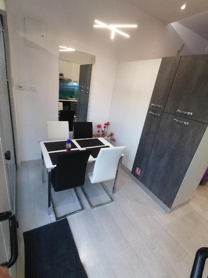 Apartment Rose By The Beach & Tennis Courts Split Exteriér fotografie